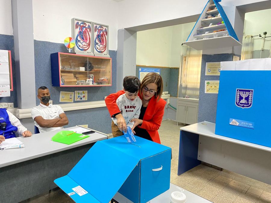 النائبة هبة يزبك تدلي بصوتها في الناصرة:
